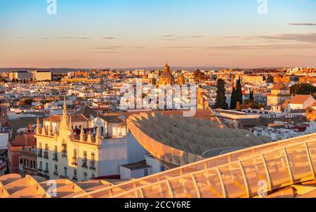 Blick über Sevilla, Sonnenuntergang, Iglesia San Luis de los Franceses und Palacio de las Duenas, Las Setas, Metropol Parasol, gebogene Holzkonstruktion Stockfoto