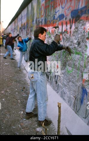 Touristen nannten Wandspechte an der Berliner Mauer und am Brandenburger Tor, kurz nach dem Mauerfall, 1990, Berlin, Deutschland Stockfoto