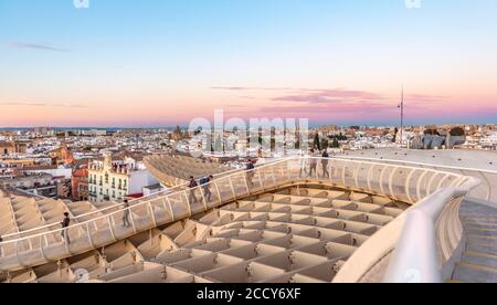 Blick über Sevilla, Abendlicht, Iglesia San Luis de los Franceses und Palacio de las Duenas, Las Setas, Metropol Sonnenschirm, gebogenes Holz Stockfoto