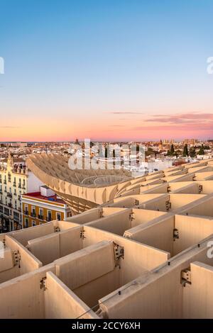 Blick über Sevilla, Abendlicht, Iglesia San Luis de los Franceses und Palacio de las Duenas, Las Setas, Metropol Sonnenschirm, gebogenes Holz Stockfoto