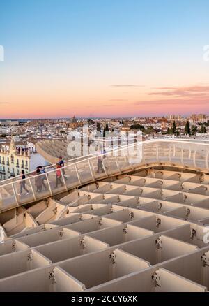 Blick über Sevilla, Abendlicht, Iglesia San Luis de los Franceses und Palacio de las Duenas, Las Setas, Metropol Sonnenschirm, gebogenes Holz Stockfoto