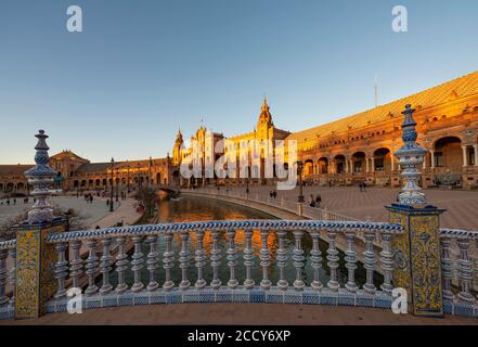 Brücke über den Kanal, Geländer mit bemalten Azulejo Fliesen, Plaza de Espana im Abendlicht, Sonnenuntergang, Sevilla, Andalusien, Spanien Stockfoto