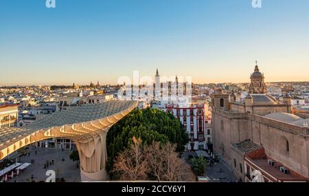 Blick über Sevilla vom Metropol Sonnenschirm, Kathedrale von Sevilla mit Turm La Giralda, Iglesia del Salvador und Iglesia de la Anunciacion, Plaza de la Stockfoto