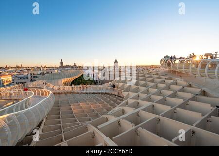 Touristen auf Aussichtsplattform, Blick über Sevilla bei Sonnenuntergang, La Giralda und Iglesia de la Anunciacion, Las Setas, Metropol Sonnenschirm, gebogene Holz Stockfoto