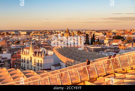 Blick über Sevilla, Sonnenuntergang, Iglesia San Luis de los Franceses und Palacio de las Duenas, Las Setas, Metropol Parasol, gebogene Holzkonstruktion Stockfoto