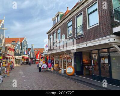 Volendam, Niederlande-Oktober 7,2019: Volendam ist eine Stadt in Nordholland, 20 Kilometer nördlich von Amsterdam. Manchmal auch die Perle der Zuiderze genannt Stockfoto