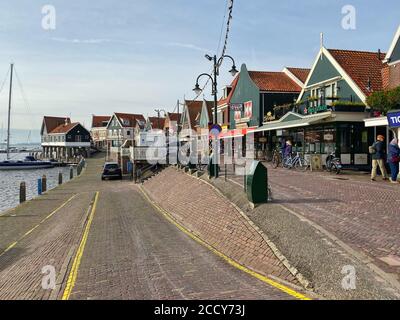 Volendam, Niederlande-Oktober 7,2019: Volendam ist eine Stadt in Nordholland, 20 Kilometer nördlich von Amsterdam. Manchmal auch die Perle der Zuiderze genannt Stockfoto