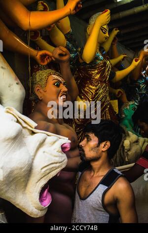 Bildhauer machen Idol der Göttin Durga in kalkutta vor Festival Von Durga Puja Stockfoto