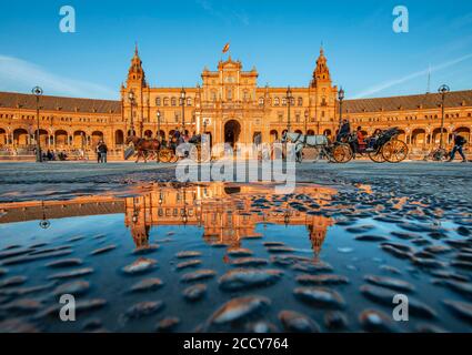 Hauptgebäude in Aquarellen reflektiert, Plaza de Espana im Abendlicht mit Pferdekutschen, Sevilla, Andalusien, Spanien Stockfoto