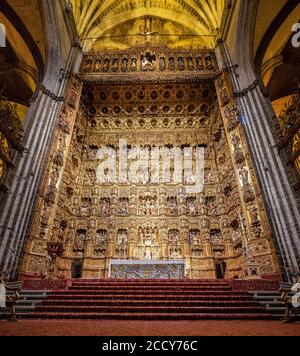 Goldener Hauptaltar mit biblischen Figuren, Chor der Kathedrale von Sevilla, Kathedrale Santa Maria de la Sede, Sevilla, Andalusien, Spanien Stockfoto