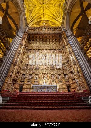 Goldener Hauptaltar mit biblischen Figuren, Chor der Kathedrale von Sevilla, Kathedrale Santa Maria de la Sede, Sevilla, Andalusien, Spanien Stockfoto