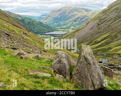 Blick nach Norden hinunter Kirkstone Pass, Cumbria in Richtung Brothers Water mit Platz fiel in der Ferne an einem trüben und windigen August Tag. Stockfoto