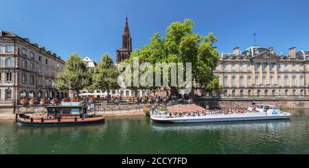 Ausflugsboote auf der Ill vor dem Palais Rohan, dahinter der Straßburger Dom, Straßburg, Elsass, Frankreich Stockfoto