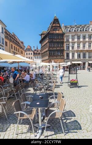 Straßencafés am Place de la Cathedrale mit Maison Kammerzell, Straßburg, Elsass, Frankreich Stockfoto