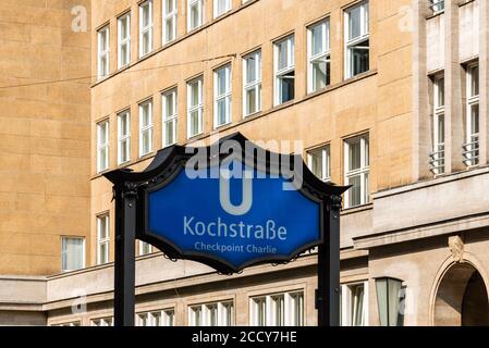 Berlin, Deutschland - 29. Juli 2019: U-Bahnstation Checkpoint Charlie. Es war der Name, den die Westalliierten der bekanntesten Berliner Mauer gaben Stockfoto