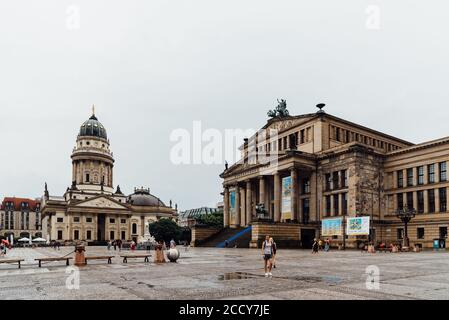 Berlin, Deutschland - 29. Juli 2019: Blick auf den Gendarmenmarkt in Berlin Mitte ein regnerischer Sommertag. Stockfoto