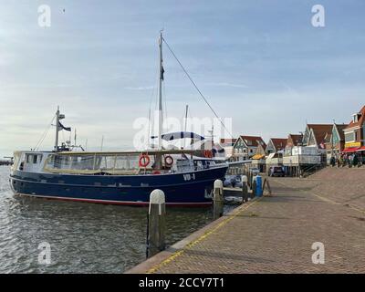 Volendam, Niederlande-Oktober 7,2019: Im Hafen von Volendam. Volendam ist eine Stadt in Nordholland, 20 Kilometer nördlich von Amsterdam. Manchmal T genannt Stockfoto