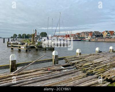 Volendam, Niederlande-Oktober 7,2019: Im Hafen von Volendam. Volendam ist eine Stadt in Nordholland, 20 Kilometer nördlich von Amsterdam. Manchmal T genannt Stockfoto