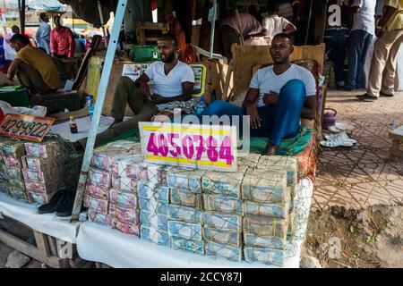 Geldwechsler auf dem Markt von Hargeisa, Somaliland, Somalia Stockfoto