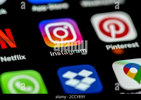 Instagram und Pinterest, Social Media, App-Icons auf dem Handy-Display, iPhone, Smartphone, Nahaufnahme, Vollbild Stockfoto