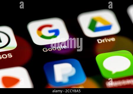 Google und Google Drive, App-Symbole auf einem Handy-Display, iPhone, Smartphone, Nahaufnahme, Vollbild Stockfoto