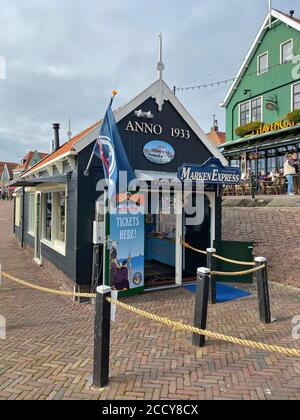 Volendam, Niederlande-Oktober 7,2019: Im Hafen von Volendam. Volendam ist eine Stadt in Nordholland, 20 Kilometer nördlich von Amsterdam. Manchmal T genannt Stockfoto