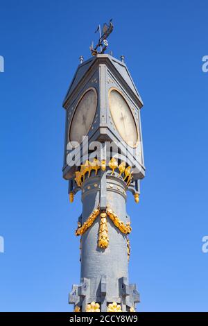 Ahlbeck, Deutschland - August 3,2019: Historische Straße Clock in Ahlbeck, Usedom, Deutschland. Ahlbeck ist ein Ortsteil der Gemeinde Heringsdorf auf der Isla Stockfoto