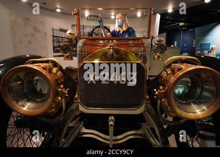 Jill Lancaster reinigt ein 1911 Armstrong Whitworth Auto im Discovery Museum in Newcastle, das am 1. September eröffnet wird, nachdem es seit dem 18. März wegen Coronavirus geschlossen ist. Stockfoto