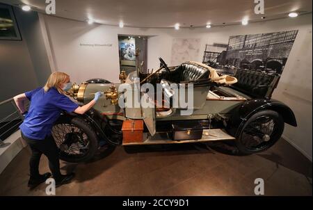 Jill Lancaster reinigt ein 1911 Armstrong Whitworth Auto im Discovery Museum in Newcastle, das am 1. September eröffnet wird, nachdem es seit dem 18. März wegen Coronavirus geschlossen ist. Stockfoto