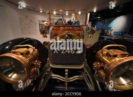 Jill Lancaster reinigt ein 1911 Armstrong Whitworth Auto im Discovery Museum in Newcastle, das am 1. September eröffnet wird, nachdem es seit dem 18. März wegen Coronavirus geschlossen ist. Stockfoto