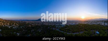 Athen Griechenland Panorama bei Sonnenuntergang. Sonnenuntergang über der Stadt Athen, Luftdrohnenansicht vom Penteli-Berg Stockfoto