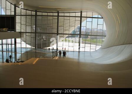 Baku Aserbaidschan. Circa Juli 2017: Touristen im Inneren des Heydar Aliyev Centers, entworfen von Zaha Hadid. Stockfoto