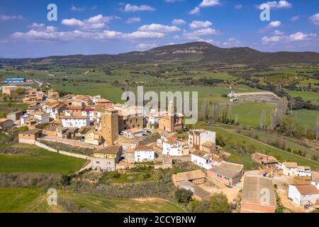 Luftaufnahme eines typischen Dorfes von Baells in den spanischen Pyrenäen bei Lleida, Aragon, Spanien Stockfoto