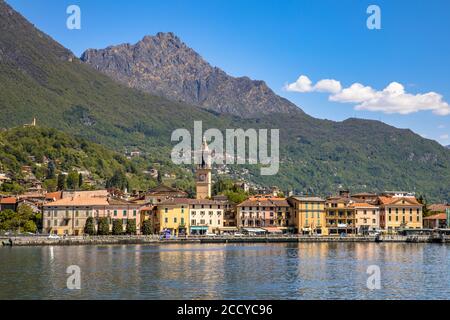 Blick auf die Stadt Porlezza am Ufer des Luganer Sees mit den Alpen im Hintergrund vom See aus gesehen, Cima, Lombardia, Italien Stockfoto