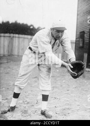 John Barney ‘Dots‘ Miller, St. Louis Cardinals Baseball-Spieler, stehend in Position als 1. Baseman, bereit, geworfen Ball zu empfangen Stockfoto