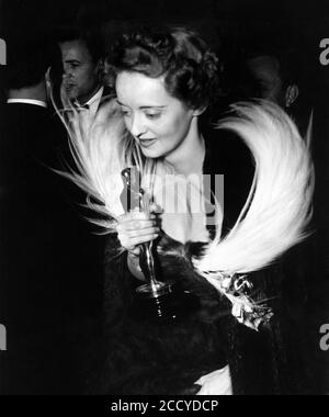 BETTE DAVIS hält ihren 2. Oscar für die beste Schauspielerin JEZEBEL (1938) bei der Oscar-Verleihung 1939 im Biltmore Hotel in Los Angeles 23. Februar 1939 Stockfoto