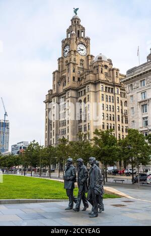 Die Beatles-Statuengruppe von Andrew Edwards, mit dem Royal Liver Building im Hintergrund – Pier Head, Liverpool, England, Großbritannien Stockfoto