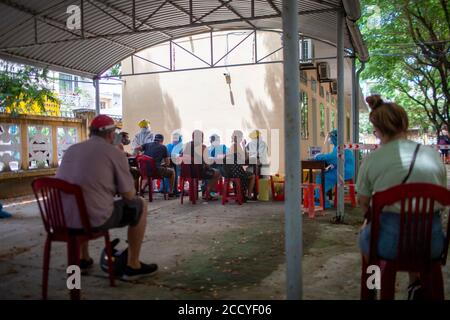 Danang, Vietnam. August 2020. Da Nang hat begonnen, rund 2,200 ausländische Arbeiter und gestrandete Touristen für Covid-19 zu testen. Stockfoto