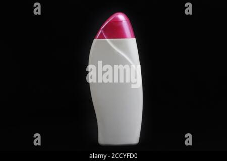 Weiß rosa Bodylotion Flasche Verpackung auf schwarzem Hintergrund Stockfoto