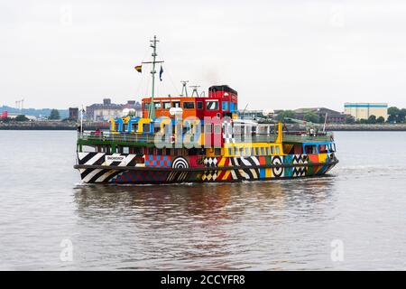 Mersey Ferry „Snowdrop“ mit seinen blendenden Farben nähert sich Pier Head, Liverpool, England, Großbritannien Stockfoto