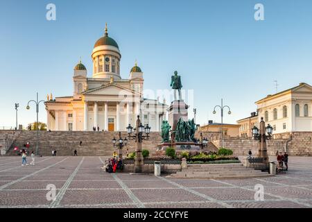 St. Nikolaus Kathedrale und Denkmal von Alexander II auf dem Senatsplatz Senaatintori in Helsinki, Finnland. Stockfoto