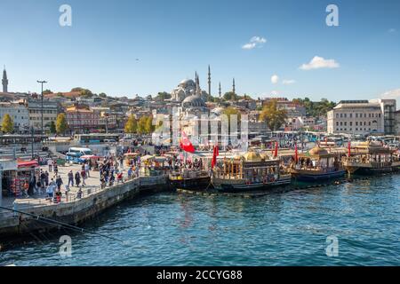 Blick auf die Suleymaniye Moschee und Fischerboote in Eminonu, Istanbul, Türkei Stockfoto