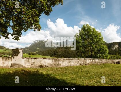 Chateau d'Oex alte Kirchenmauern und Blick auf die Umgebung, Schweiz Stockfoto