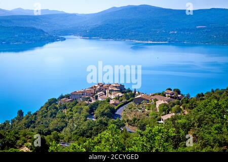 Schöner See Sainte Croix von Verdon See, provence, Frankreich. Aus dem Dorf Sainte Croix du Verdon Stockfoto