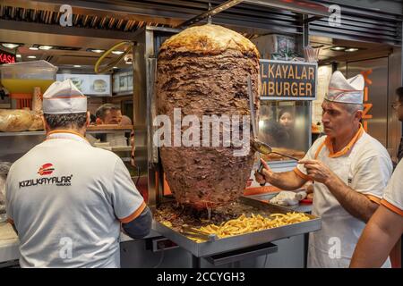 Küchenchef schneidet traditionelle türkische Küche Döner Kebab im Restaurant in Istanbul, Türkei. Stockfoto