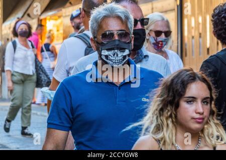 Florenz, Italien. August 2020. Masken für die meisten auf der Ponte Vecchio - Besucher kehren zurück, um die verschiedenen Sehenswürdigkeiten der historischen Stadt Florenz nach der Lockerung der Coronavirus (covid 19) Reisebeschränkungen zu sehen. Kredit: Guy Bell/Alamy Live Nachrichten Stockfoto