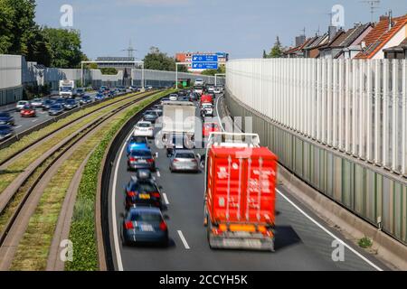 Essen, Ruhrgebiet, Nordrhein-Westfalen, Deutschland - viele Pkw und Lkw fahren im Rush Hour-Verkehr auf der Autobahn A40, eine Lärmschutzwand reduziert den Lärm Stockfoto