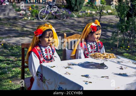 Ivanovo, Serbien, 09. April 2017. Zwei Mädchen, Schwestern sitzen an einem Tisch und posieren für Fotografen. In IVA wird ein Treffen von Fotolamateuren organisiert Stockfoto