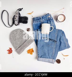 Herbst-Outfit auf weißem Tisch, Draufsicht. Stockfoto