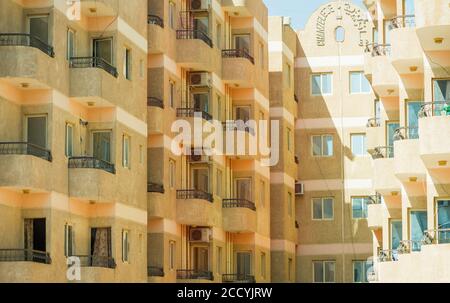 Ägypten, Hurghada. City living Building Wohnungen außen Stockfoto